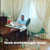 Henk werkt thuis