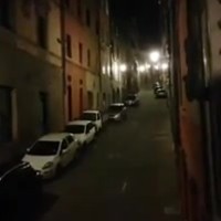 Mensen uit Siena zingen samen