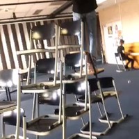 Stoelen stapelen in de klas