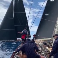 Zeilschip maakt moeilijke bocht