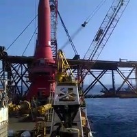 Mega-offshore kraan stort in