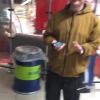 Uitzetting man in apart pak in supermarkt