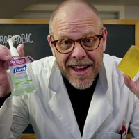 Alton geeft lesje handenwassen