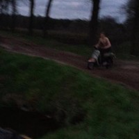 Met de scooter het water in