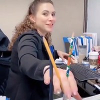 Liev meisje doet dierengeluidjes