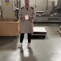 Toiletrol aannemen op de borst