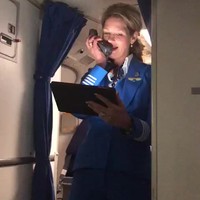 Stewardess zingt liedje