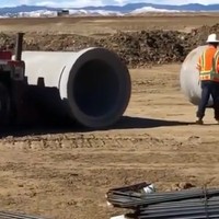 Betonnen cilinders rollen