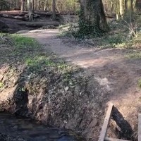 Slootje springen met mountainbike