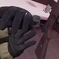Man helpt vrouw met herladen