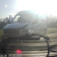 Frontaal op bestelwagen