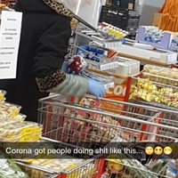 Mevrouw gaat ff boodschappen doen.