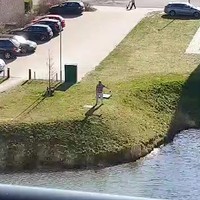 Deze man vermaakt zich wel tijdens de lockdown