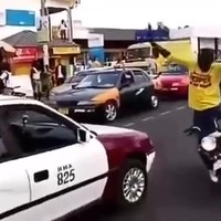 Motorrijder toont zijn skills
