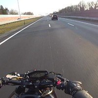 Motorrijder idioot doet wheelie met 200km/u