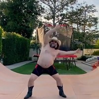 Jack Black helpt ons door de moeilijke tijd heen