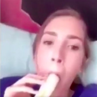 Banaantje eten