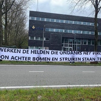 Supporters brengen een groet.