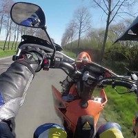Motormuis doet stunt