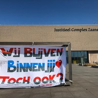 Gevangenen maken spandoek