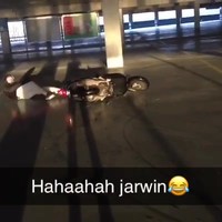 Driften in verlaten garage