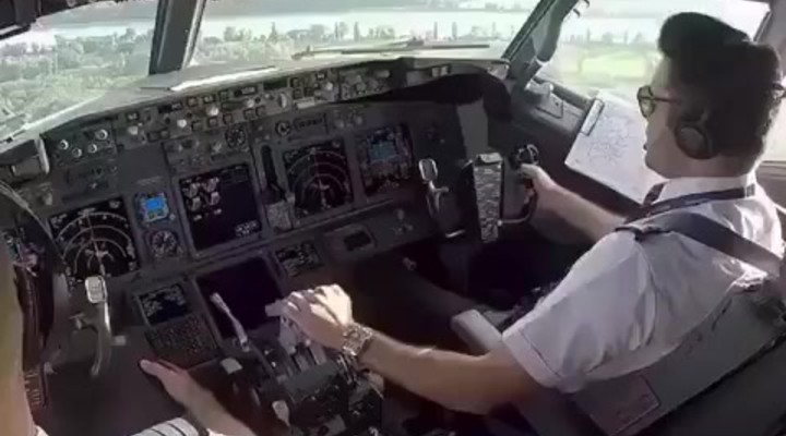 boeing 737 cockpit tour