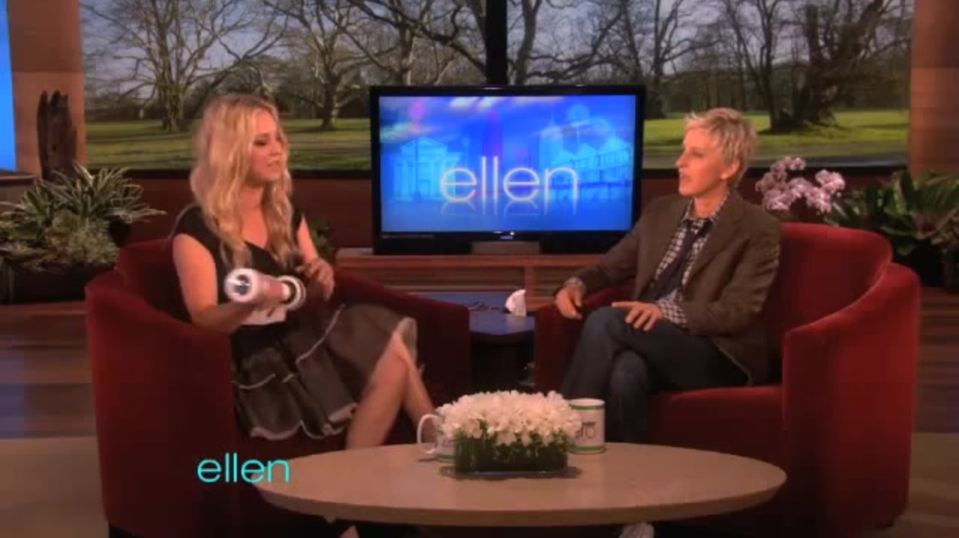 DUMPERT Kaley Cuoco demonstreert Shake Weight!