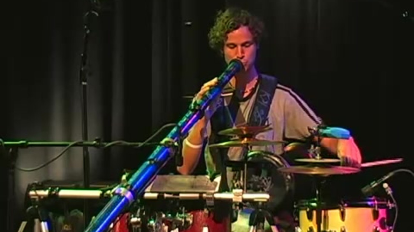 dumpert.nl Didgeridoo drum & bass