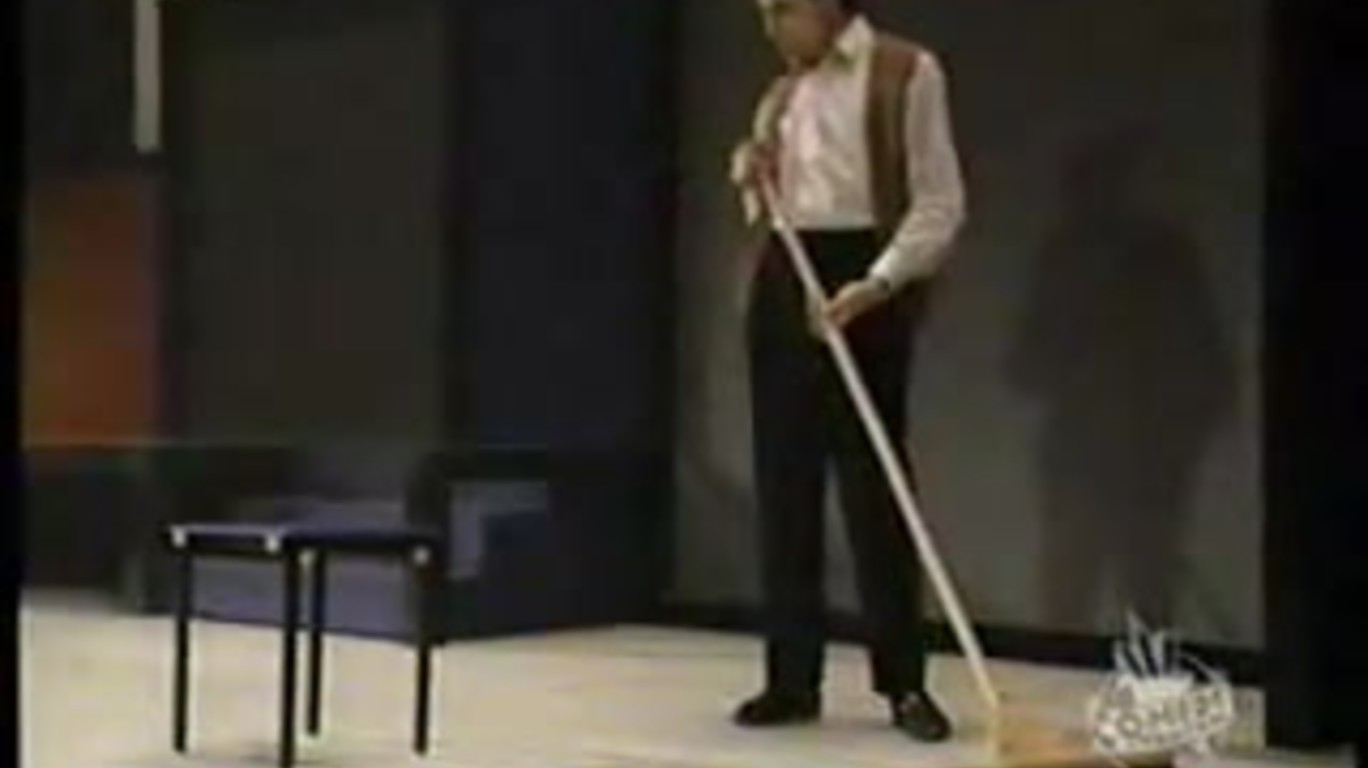 dumpert.nl Rowan Atkinson Invisible Drum Kit