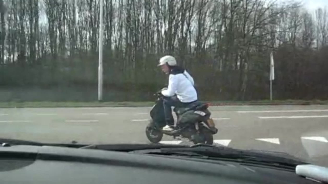 DUMPERT Scooters op de snelweg Zuilense Ring Maarssen