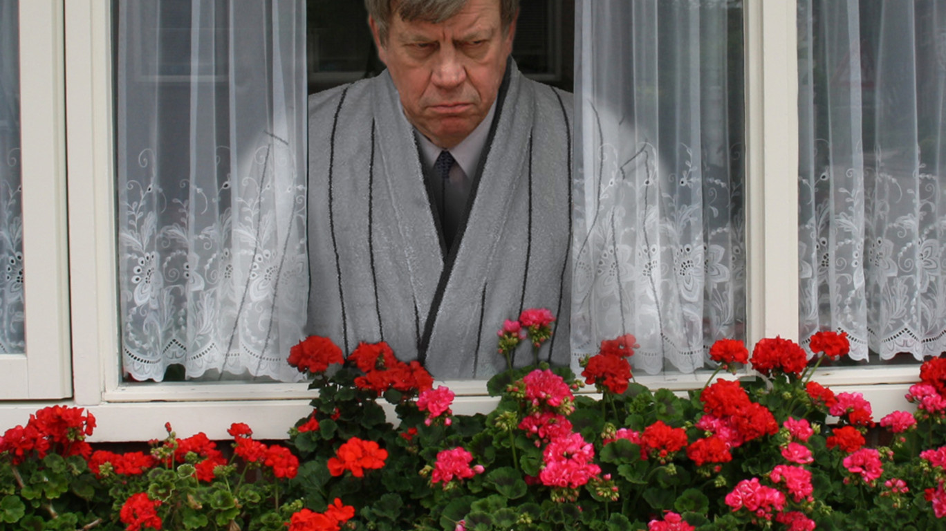 DUMPERT - Ivo Opstelten achter de geraniums gezet