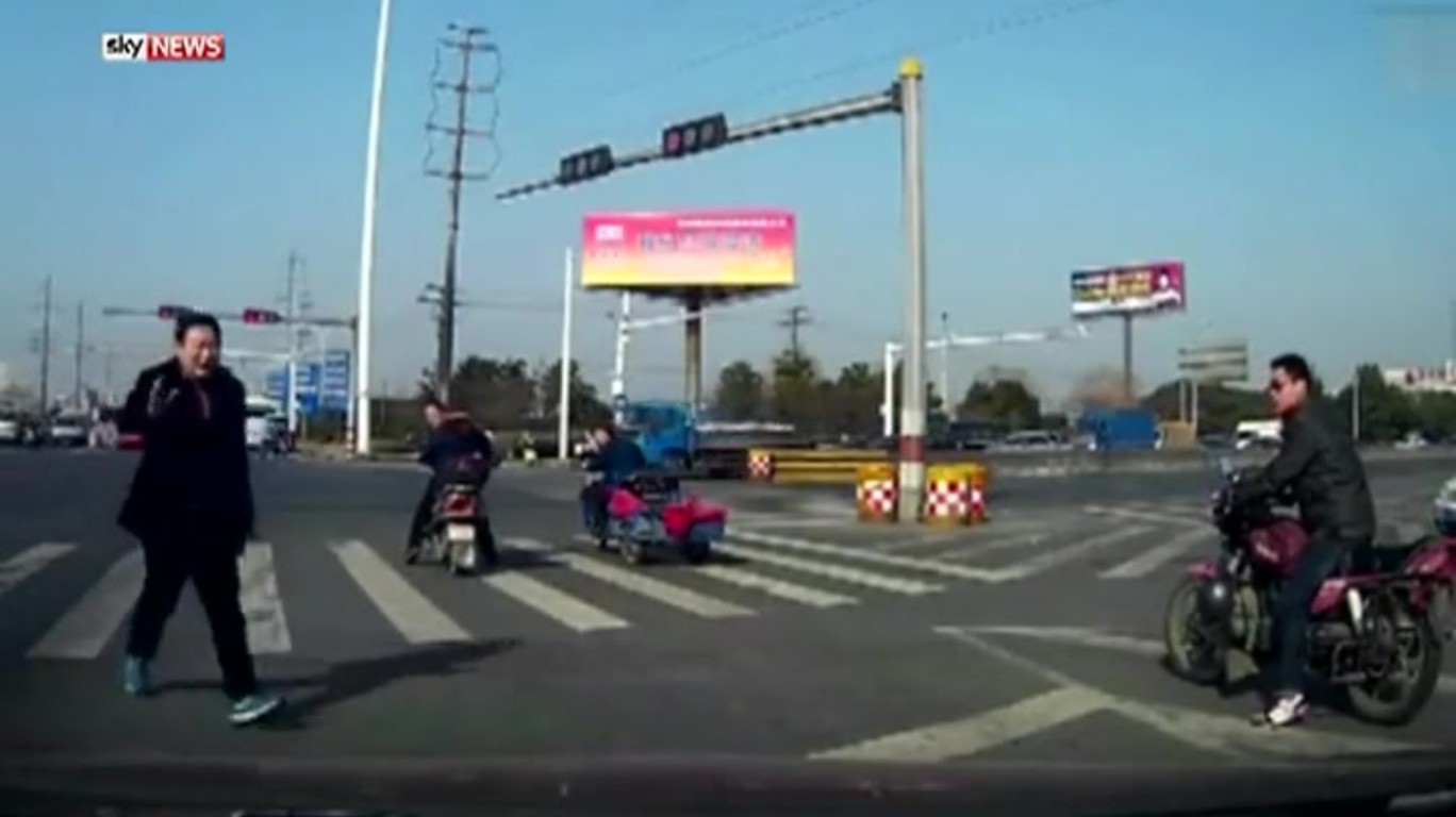 DUMPERT Peuter valt uit busje