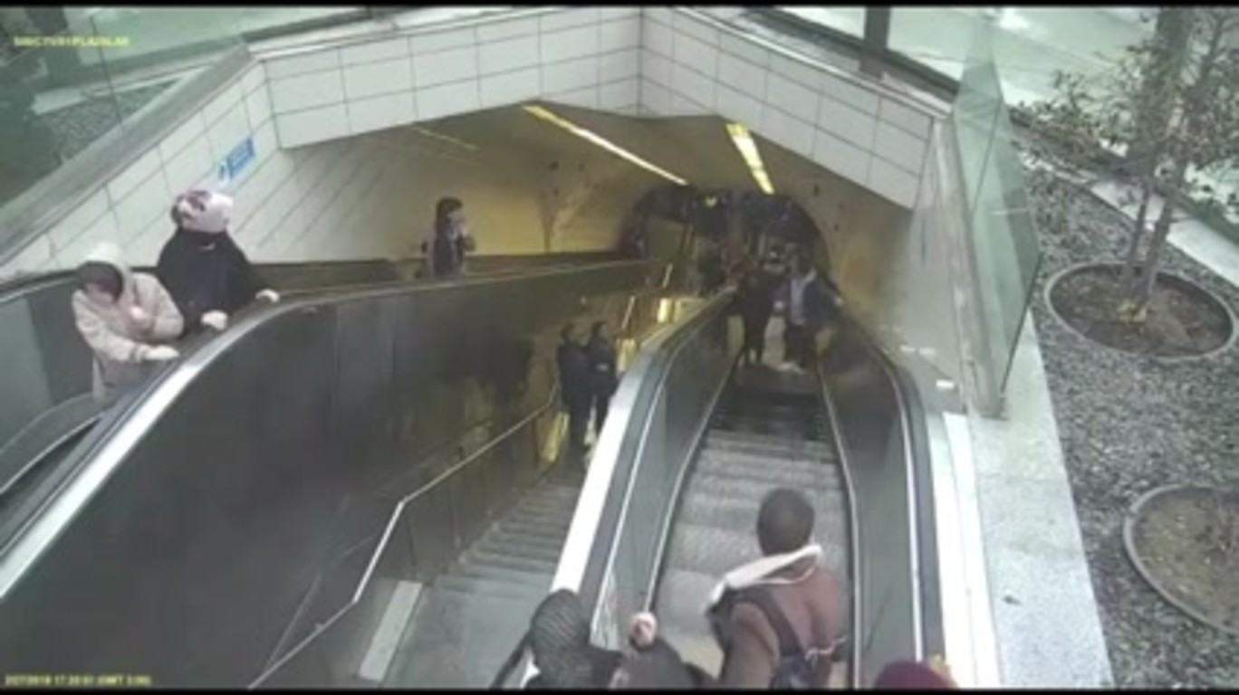 Эскалатор авиамоторная. Трагедия в метро на эскалаторе.