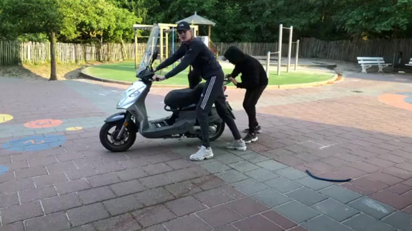 dumpert.nl - Gewoon ff een scooter slopen