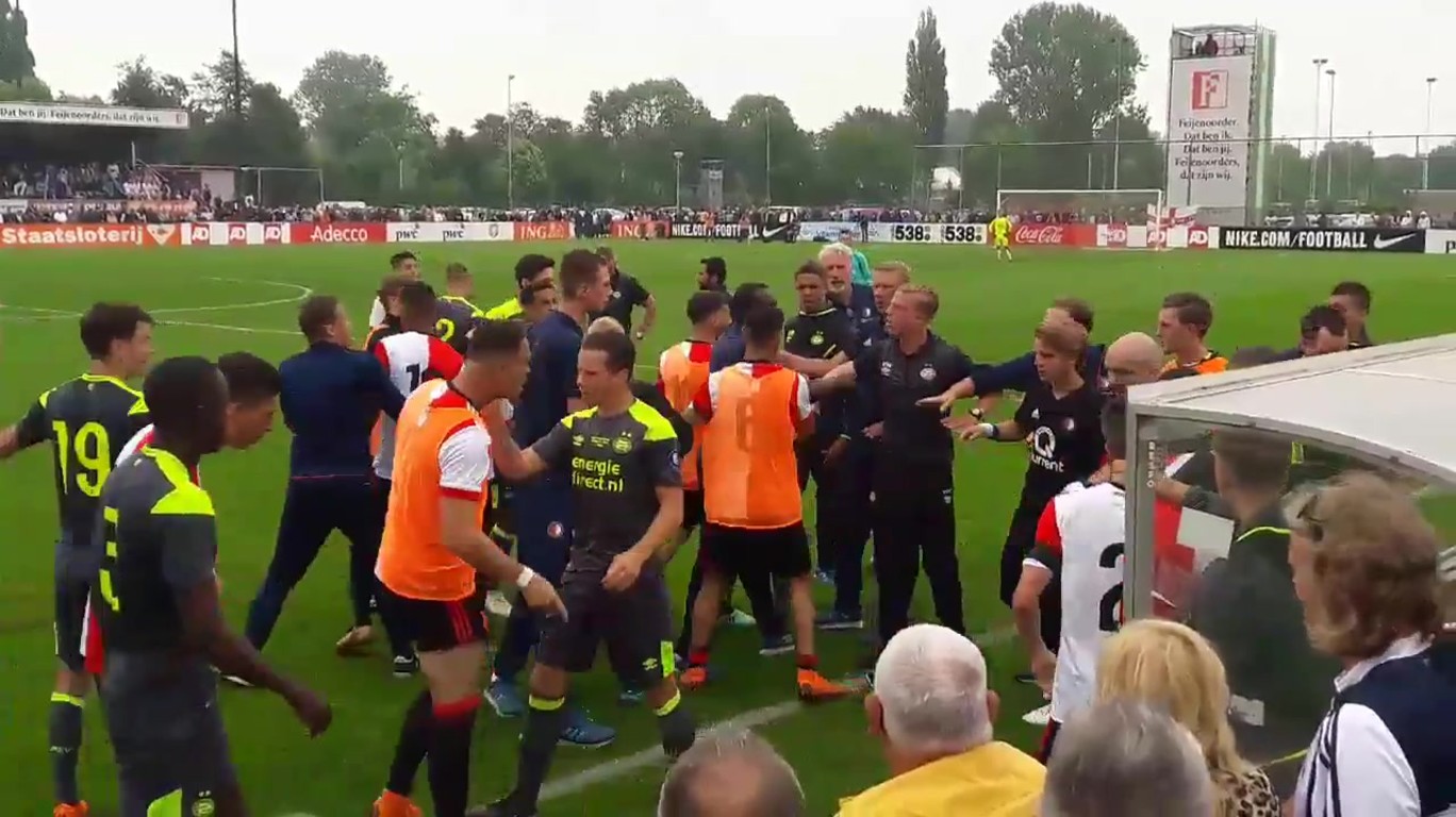 dumpert.nl Wedstrijd tussen Feyenoord PSV onder 19 escaleert