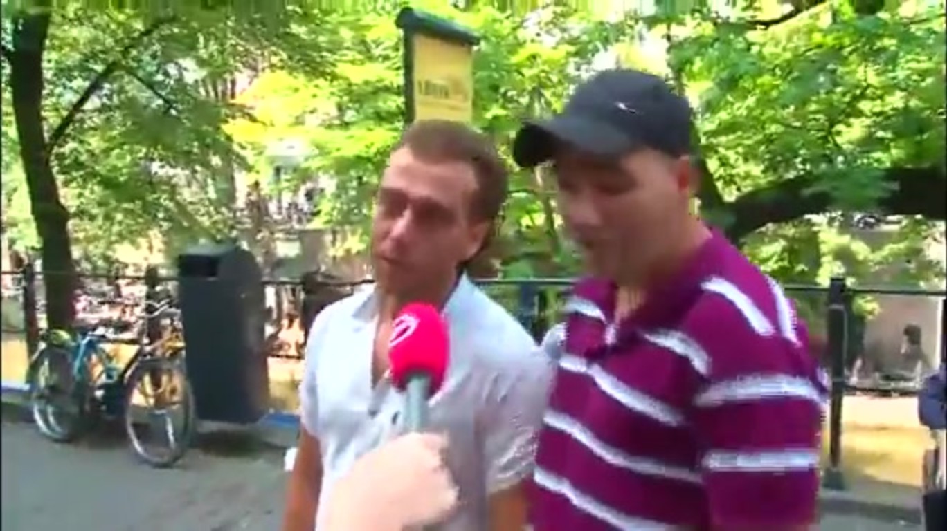 Een kleine slet rijdt hem