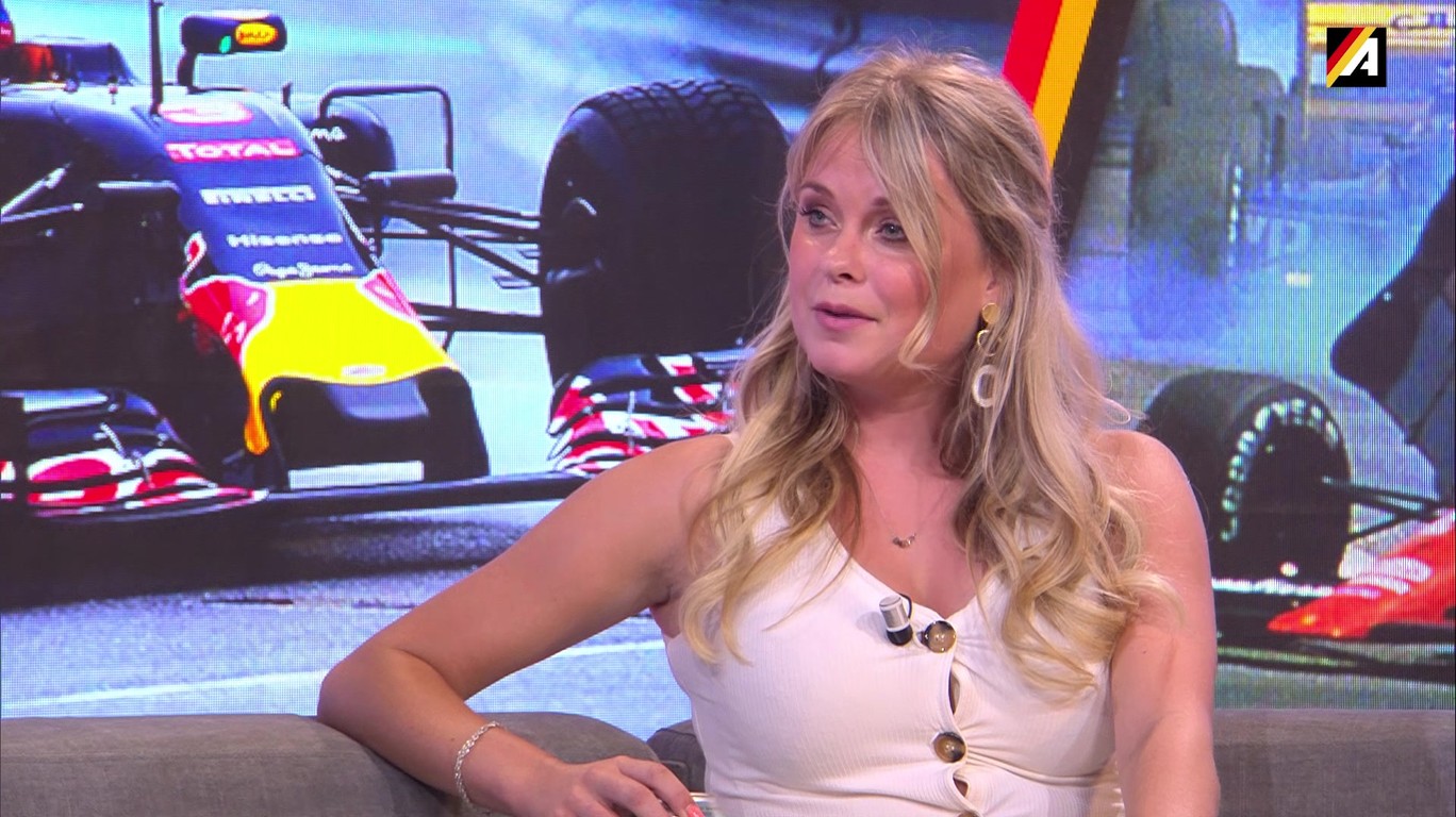 DUMPERT Autobahn F1 Show Bienvenue bij Sylvana op de bank!