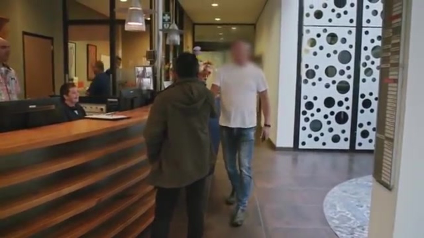 DUMPERT - Sunil botst met reclassering