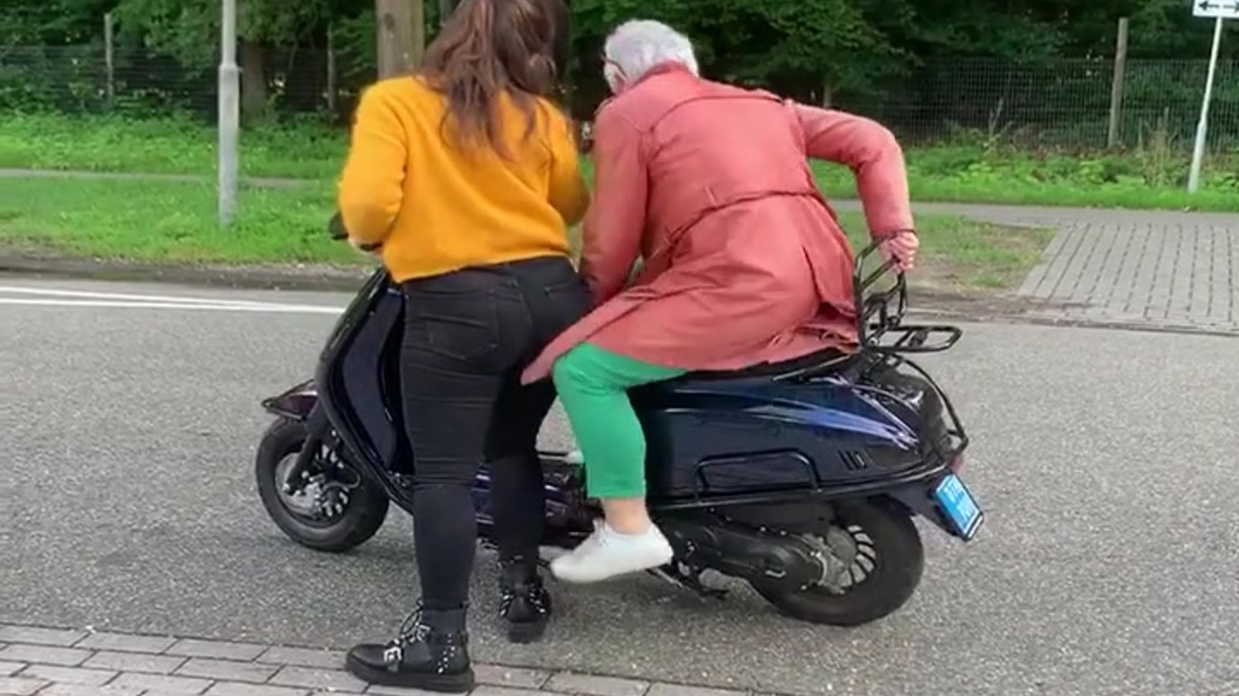 repertoire Actief krater dumpert.nl - Ritje met oma op de scooter