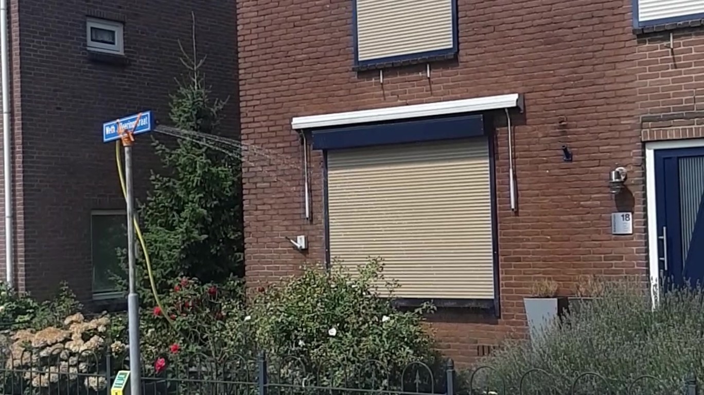DUMPERT Meneer heeft schijt aan droge periode DUMPERT Meneer heeft schijt aan droge periode