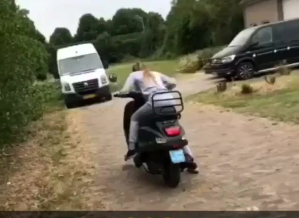 Meid wordt geneukt op een quad